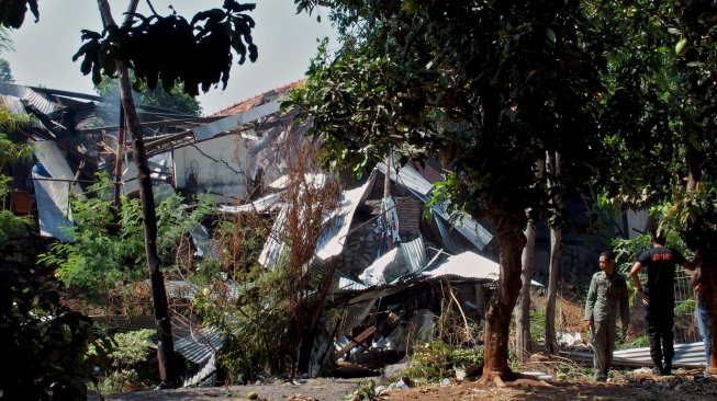 Dua anggota Brimob Polda Jateng berada di dekat reruntuhan gudang tempat penyimpanan bahan peledak dan bom temuan dari masyarakat, setelah terjadinya ledakan di gudang tersebut, di kompleks Markas Brimob Polda Jateng, di Semarang, Jawa Tengah, Sabtu (14/9). [ANTARA FOTO/R. Rekotomo]