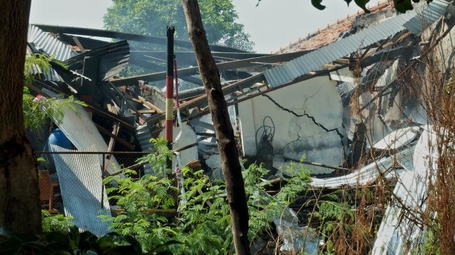 Kondisi gudang tempat penyimpanan bahan peledak dan bom temuan dari masyarakat, setelah terjadinya ledakan di gudang tersebut, di kompleks Markas Brimob Polda Jateng, di Semarang, Jawa Tengah, Sabtu (14/9). [ANTARA FOTO/R. Rekotomo]
