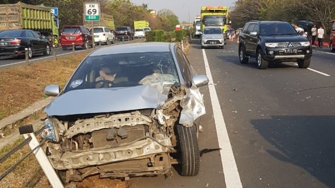 Kelakaan beruntun yang melibatkan tiga kendaraan di ruas tol Tangerang - Merak (Tamer), tepatnya di KM 69 arah Merak. (Foto dok. Polisi)