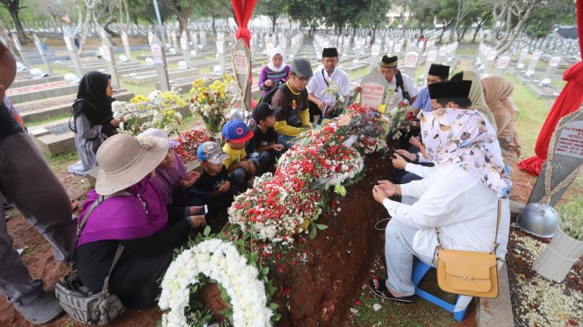 Warga berdoa saat berziarah di makam BJ Habibie di Taman Makam Pahlawan Nasional Kalibata, Jakarta, Sabtu (14/9). [Suara.com/Arya Manggala]