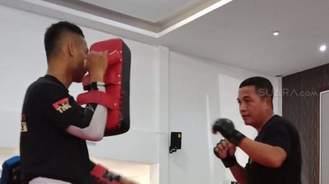 Polrestabes Surabaya serius membekali anggotanya ilmu bela diri dengan mendatangkan Legenda Fighter Indonesia Linson Simanjuntak. (Foto dok. Polisi)