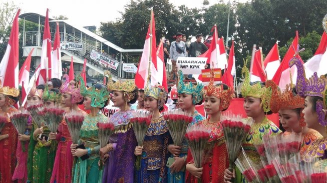 Demo di depan Gedung KPK diwarnai bakar spanduk dan aksi teatrikal. (Suara.com/Ria Rizki)