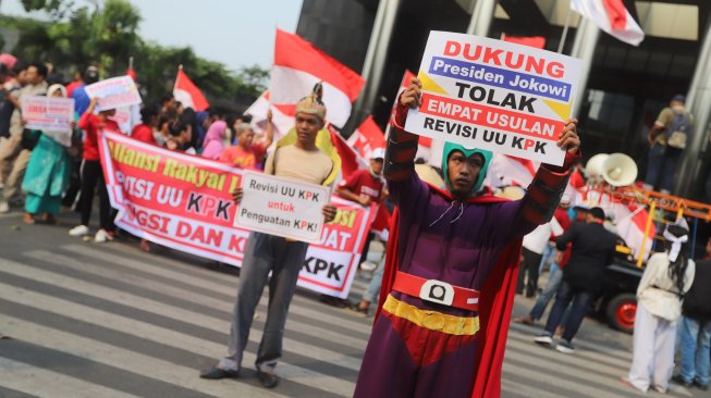 Massa yang tergabung dalam Aliansi Rakyat Lawan Korupsi menggunakan kostum superhero saat berunjuk rasa di halaman gedung KPK Merah Putih, Jakarta, Sabtu (14/9). [Suara.com/Arya Manggala]