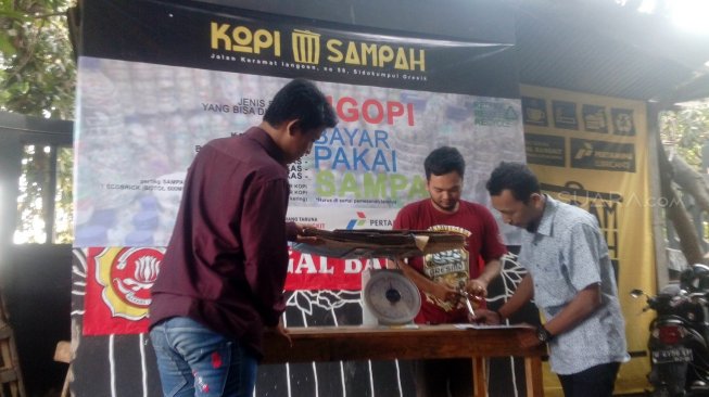 Buka Warung Kopi, Pembeli Bisa Bayar Pakai Sampah