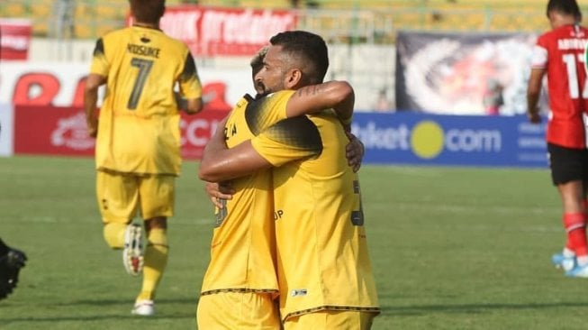 Penyerang Barito Putera, Francisco Wagsley Torres (kanan) merayakan gol dengan rekan timnya, Rafael da Silva saat menghadapi Madura United pada putaran kedua Liga 1 2019 di Stadion Gelora Madura Ratu Pamelingan, Sabtu (14/9/2019). (Instagram/@psbaritoputeraofficial)