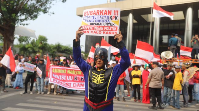 Massa yang tergabung dalam Aliansi Rakyat Lawan Korupsi menggunakan kostum superhero saat berunjuk rasa di halaman gedung KPK Merah Putih, Jakarta, Sabtu (14/9). [Suara.com/Arya Manggala]