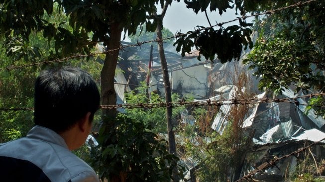 Seorang warga melihat reruntuhan gudang tempat penyimpanan bahan peledak dan bom temuan dari masyarakat, setelah terjadinya ledakan di gudang tersebut, di kompleks Markas Brimob Polda Jateng, di Semarang, Jawa Tengah, Sabtu (14/9). [ANTARA FOTO/R. Rekotomo]