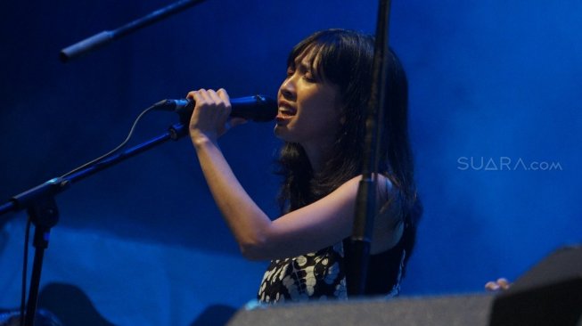 Citra menjadi penyanyi tambahan Payung Teduh saat tampil di Balkonjazz Festival 2019. [Putu Ayu Palupi/Suara.com]