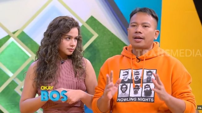 Vicky Prasetyo dan Sahila Hisyam di acara Okay Bos. [ Youtube Trans 7 Official]