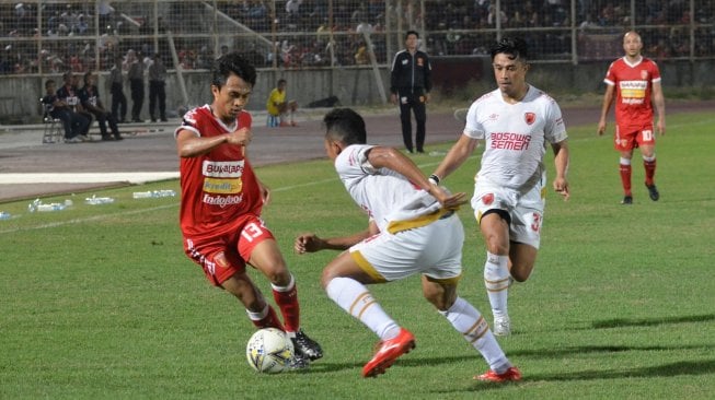 Pemain Perseru Badak Lampung FC Kurniawan Karman (kiri) berebut bola dengan pemain PSM Makassar Rizky Pellu (kanan) pada pertandingan Liga 1 di Stadion Sumpah Pemuda Lampung, Minggu (15/9/2019). Kedua tim bermain imbang 1-1. ANTARA FOTO/Ardiansyah