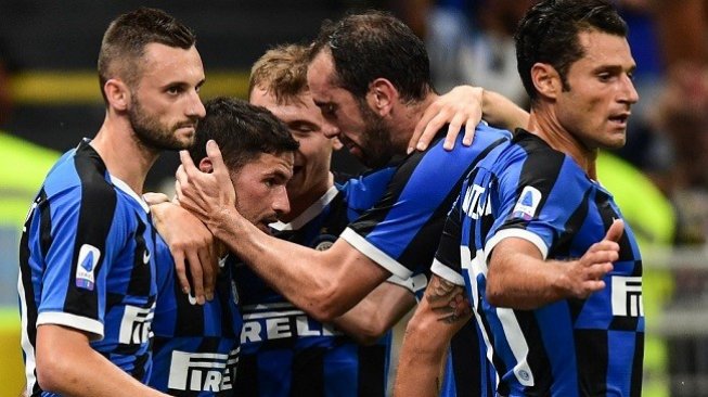 Para pemain Inter Milan merayakan gol Stefano Sensi saat melawan Udinese di laga lanjutan pekan ketiga Serie A Liga Italia, Minggu (15/9/2019) dini hari WIB. (AFP)
