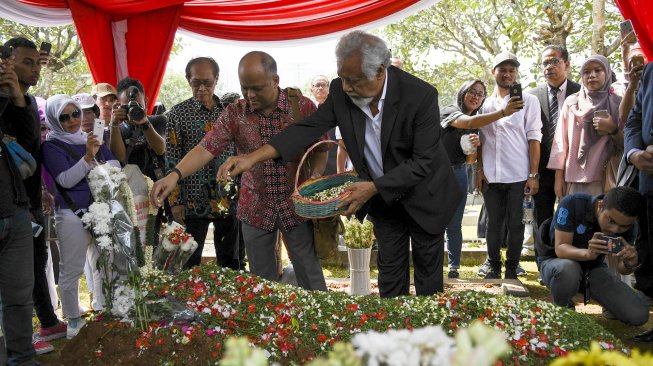 Presiden Pertama Timor Leste, Kay Rala Xanana Gusmao atau Xanana Gusmao (kanan) bersama putra Presiden ke-3 Republik Indonesia Bacharuddin Jusuf Habibie, Ilham Akbar Habibie (kiri depan) menaburkan bunga saat berziarah ke makam Ibu Negara ke-3 Republik Indonesia Ainun Habibie Habibie di Taman Makam Pahlawan (TMP) Kalibata, Jakarta, Minggu (15/9). [ANTARA FOTO/Nova Wahyudi]