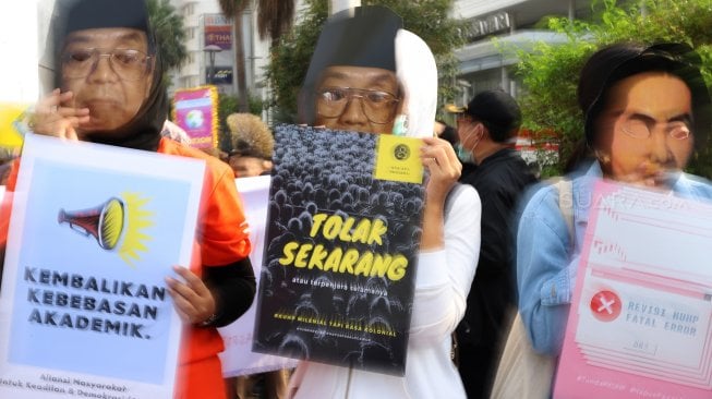 Sejumlah massa yang tegabung dalam Aliansi Masyarakat Sipil Untuk Keadilan dan Demokrasi melakukan unjuk rasa di kawasan Bundaran HI, Jakarta, Minggu (15/9). [Suara.com/Angga Budiyanto]  
