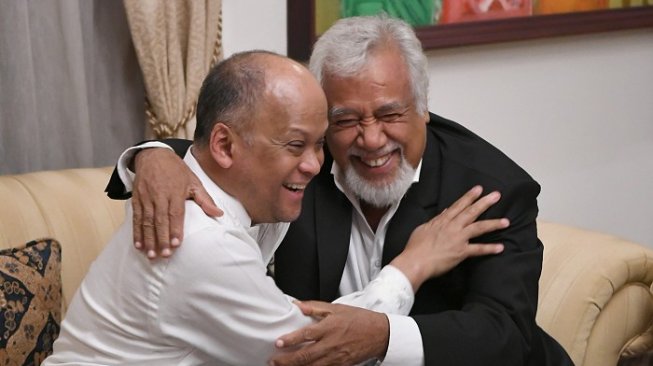 Presiden Pertama Timor Leste Kay Rala Xanana Gusmao atau Xanana Gusmao (kanan) berpelukan dengan putra Presiden ke-3 Republik Indonesia BJ Habibie, Ilham Akbar Habibie, di kediaman BJ Habibie di Patra Kuningan, Jakarta, Sabtu (14/9/2019). [ANTARA FOTO/M Risyal Hidayat]