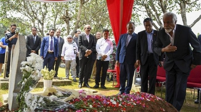 Presiden Pertama Timor Leste, Kay Rala Xanana Gusmao atau Xanana Gusmao (kanan) didampingi Dubes Timor Leste untuk Indonesia Alberto Xavier Pereira Carlos (kedua kanan) memberi hormat di depan makam Presiden ke-3 Republik Indonesia BJ Habibie di Taman Makam Pahlawan (TMP) Kalibata, Jakarta, Minggu (15/9/2019). [ANTARA FOTO/Nova Wahyudi]