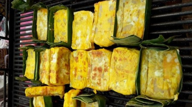 Pempek Lenggang Bakar sari Bu Indah.(Suara.com/Risna Halidi)