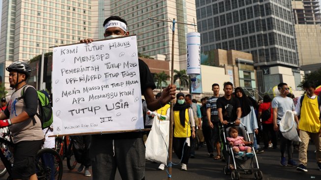 Sejumlah massa melakukan aksi unjuk rasa di kawasan Bundaran HI, Jakarta, Minggu (15/9).[Suara.com/Angga Budhiyanto]