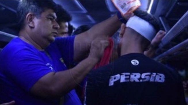 Pemain Persib Bandung Omid Nazari (kanan) sedang mendapatkan perawatan pasca menjadi korban pelemparan batu. ANTARA/HO/Tim Persib Bandung