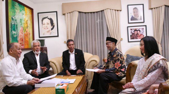 Presiden Pertama Timor Leste, Kay Rala Xanana Gusmao atau Xanana Gusmao�(kedua kiri) didampingi Dubes Timor Leste untuk Indonesia Alberto Xavier Pereira Carlos (kedua kanan) berbincang dengan putra almarhum Presiden ke-3 Republik Indonesia Bacharuddin Jusuf Habibie, Ilham Akbar Habibie (kiri) dan Thareq Kemal Habibie (kanan) ketika takziah di rumah mendiang di Patra Kuningan, Jakarta, Sabtu (14/9). [ANTARA FOTO/M Risyal Hidayat]