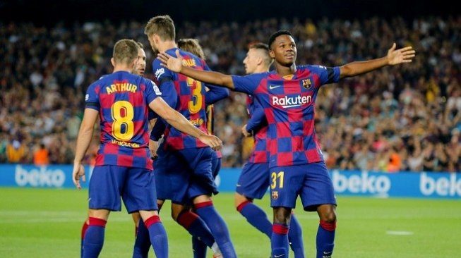Pemain belia Barcelona Ansu Fati (kanan) menciptakan gol cepat di menit ke-2 kala menjamu Valencia di laga lanjutan Liga Spanyol yang dihelat di Stadion Camp Nou, Minggu (15/9/2019) dini hari WIB. (AFP)