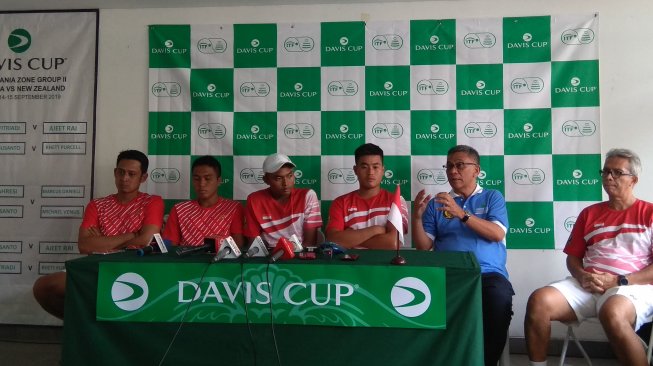 Konferensi pers skuat Indonesia setelah kalah 1-3 dari New Zealand di laga Grup II Zona Asia/Oceania Piala Davis 2019 di Lapangan Tenis GBK, Senayan, Jakarta, Minggu (15/9/2019). (Suara.com /Arief Apriadi)