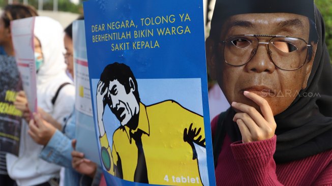 Sejumlah massa yang tegabung dalam Aliansi Masyarakat Sipil Untuk Keadilan dan Demokrasi melakukan unjuk rasa di kawasan Bundaran HI, Jakarta, Minggu (15/9). [Suara.com/Angga Budiyanto]  
