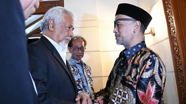 Presiden Pertama Timor Leste Kay Rala Xanana Gusmao atau Xanana Gusmao (kedua kiri) berjabat tangan dengan putra Presiden ke-3 Republik Indonesia Ilham Akbar Habibie, Thareq Kemal Habibie (kanan) ketika takziah di rumah mendiang di Patra Kuningan, Jakarta, Sabtu (14/9). [ANTARA FOTO/M Risyal Hidayat]