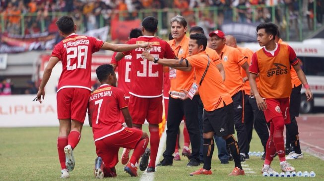 Para pemain dan ofisial Persija Jakarta merayakan gol Rohit Chand ke gawang PSIS Semarang pada laga pekan ke-18 Liga 1 2019 di Stadion Patriot, Bekasi, Minggu (15/9/2019). (Dok Media Persija) 