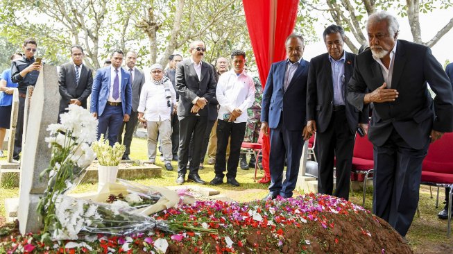 Presiden Pertama Timor Leste, Kay Rala Xanana Gusmao atau Xanana Gusmao (kanan) didampingi Dubes Timor Leste untuk Indonesia Alberto Xavier Pereira Carlos (kedua kanan) memberi hormat di depan makam Presiden ke-3 Republik Indonesia Bacharuddin Jusuf Habibie di Taman Makam Pahlawan (TMP) Kalibata, Jakarta, Minggu (15/9). [ANTARA FOTO/Nova Wahyudi]
