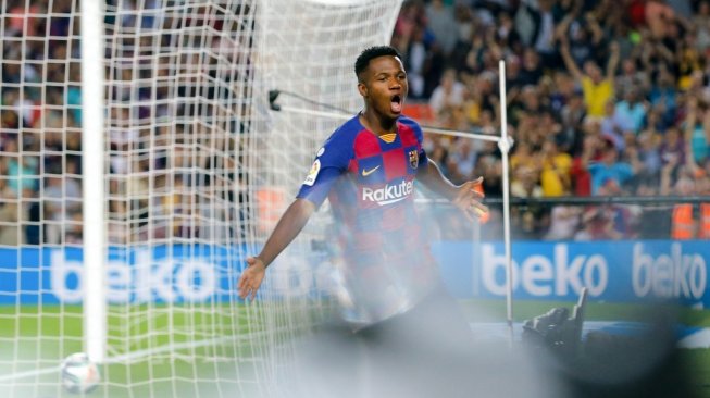 Pemain muda Barcelona, Ansu Fati mencuri perhatian dengan mencetak gol di laga Barcelona kontra Valencia, Minggu (15/9/2019) dini hari tadi. [Pau Barrena / AFP]