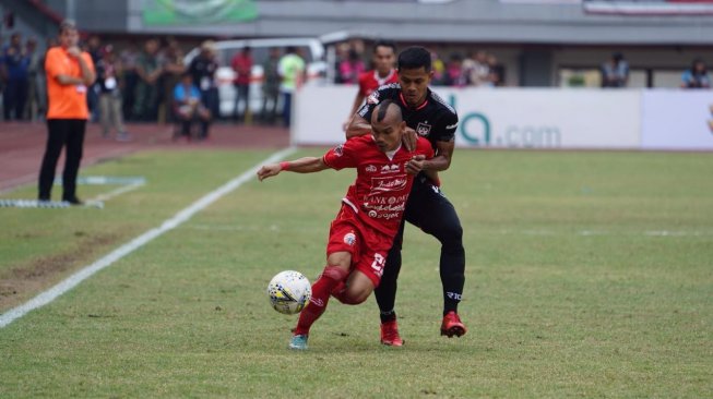 Winger Persija Jakarta, Riko Simanjuntak membawa oleh ditempel ketat oleh pemain PSIS Semarang pada pertandingan pekan ke-18 Liga 1 2019 di Stadion Patriot, Minggu (15/9/2019). (dok Persija)   