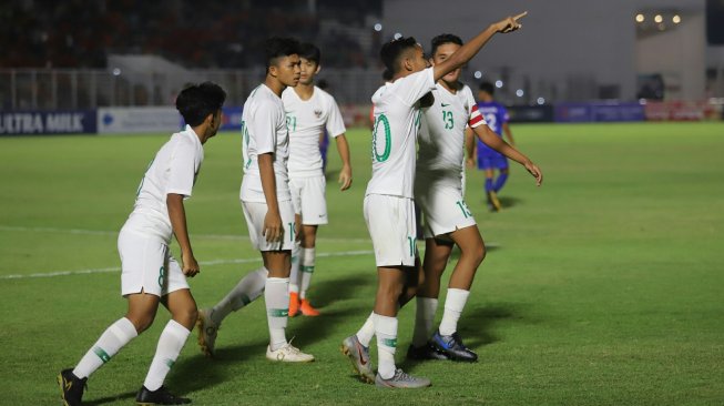 Pemain Timnas Indonesia U-16 merayakan selebrasi usai mencetak gol saat melawan Timnas Filipina pada Kualifikasi Piala AFC U-16 2020 di Stadion Madya, Jakarta, Senin (16/9). Timnas Indonesia U-16 menang dengan skor 0-4. [Suara.com/Arya Manggala]