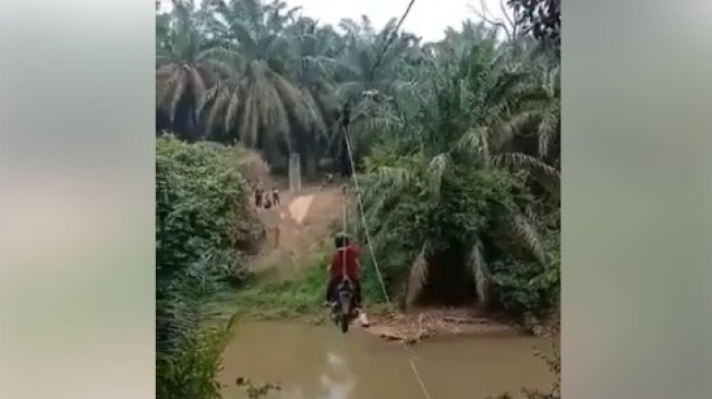 Viral Motor Pakai Flying Fox untuk Seberangi Sungai, Camat Turun Tangan