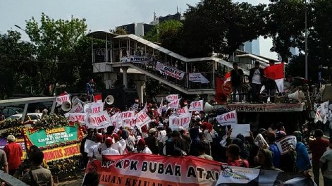 Sekelompok massa yang mengatasnamakan Masyarakat Peduli KPK, Himpunan Aktivis Millenial dan Aliansi Relawan Jokowi (ARJ), menggelar demonstrasi di depan Gedung KPK, Kuningan, Jakarta Selatan, Senin (16/9/2019). (Suara.com/M. Yasir)