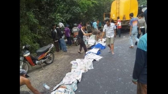 Kecelakaan Bus vs Truk di Jalan Lintas Tengah Sumatera. (Facebook/Andre Li)