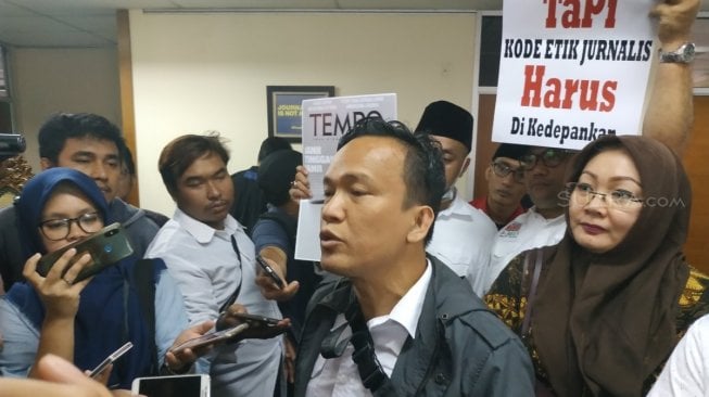 Relawan yang tergabung dalam Jokowi Mania (Joman) sampai mendatangi kantor Dewan Pers, Jalan Kebon Sirih, Jakarta Pusat. (Suara.com/Fakhri)