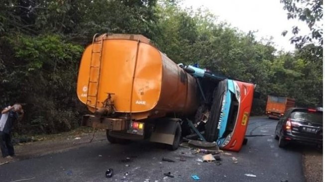 Kecelakaan Bus vs Truk di Jalan Lintas Tengah Sumatera. (Facebook/Andre Li)