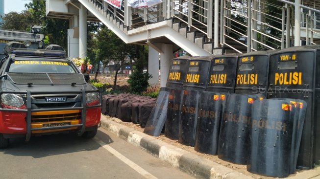 Polisi berjaga di depan Gedung KPK. (Suara.com/Yasir)