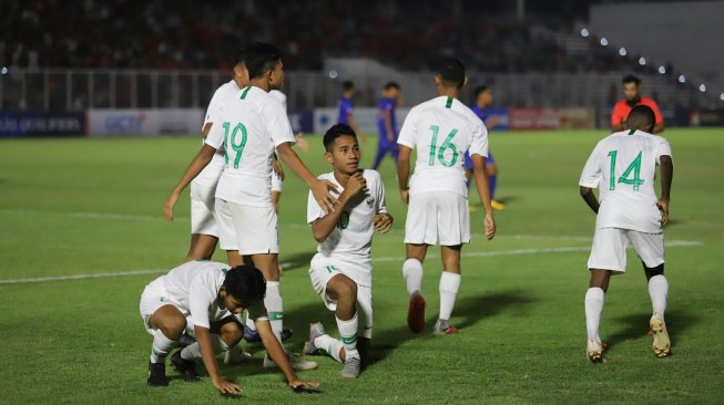 Pemain Timnas Indonesia U-16 merayakan selebrasi usai mencetak gol saat melawan Timnas Filipina pada Kualifikasi Piala AFC U-16 2020 di Stadion Madya, Jakarta, Senin (16/9). Timnas Indonesia U-16 menang dengan skor 0-4. [Suara.com/Arya Manggala]