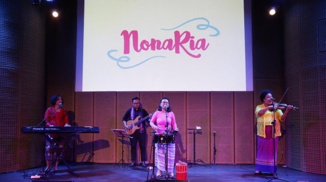 Galeri Indonesia Kaya (GIK) bersama grup musik jazz asal Indonesia, NonaRia menampilkan kebudayaan Indonesia dalam sebuah pertunjukan bertajuk Indonesia Timur Rasa NonaRia pada Sabtu (14/9/2019). (Suara.com/Ririn Indriani)  