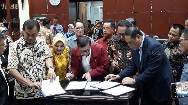 Menpan RB Syafruddin dan Menkumham Yasonna Laoly saat membahas revisi UU KPK dengan anggota DPR RI di Baleg DPR, Senin (16/9/2019) malam. (Suara.com/Novian).