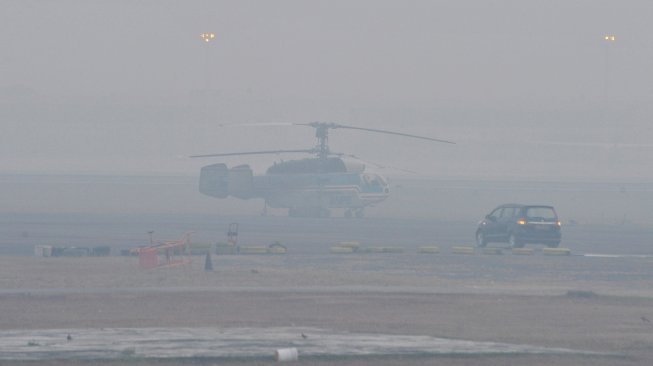 Helikopter waterbombing parkir di Lapangan Udara (Lanud) Sri Mulyono Herlambang yang bersebelahan dengan Bandara Sultan Mahmud Badaruddin II Palembang, Sumsel, Senin (16/9). [ANTARA FOTO/Feny Selly]