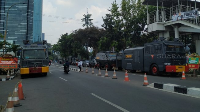 Polisi berjaga di depan Gedung KPK. (Suara.com/Yasir)