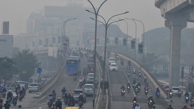 Pengguna jalan melintasi salah satu ruas jalan di kota Palembang, Sumsel, Senin (16/9). [ANTARA FOTO/Feny Selly]