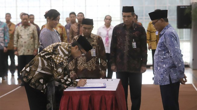 Cahya Harefa (kiri) melakukan penandatanganan saat pelantikan Sekjen dan Direktur Penuntut KPK yang baru di Gedung Merah Putih KPK, Jakarta, Senin (16/9). (Suara.com/Angga Budhiyanto)
