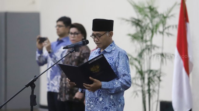 Ketua KPK Agus Rahardjo membacakan sumpah jabatan di Gedung Merah Putih KPK, Jakarta, Senin (16/9).  (Suara.com/Angga Budhiyanto)
