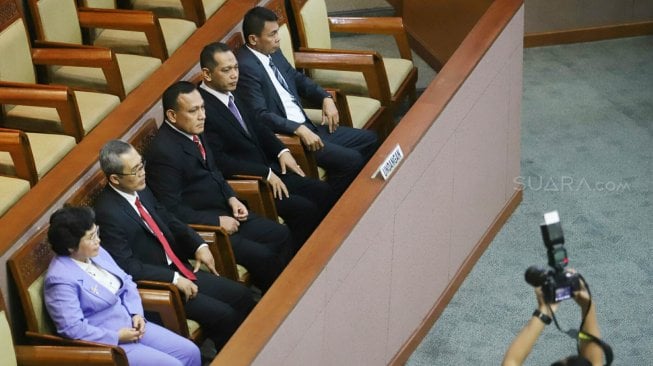 Kelima Pimpinan KPK terpilih Irjen Firli Bahuri, Alexander Marwata, Nurul Ghufron, Nawawi Pomolango, Lili Pintauli Siregar berfoto bersama sebelum mengikuti Rapat Paripurna DPR di Gedung DPR, Senayan, Jakarta, Senin (16/9). [Suara.com/Arya Manggala]