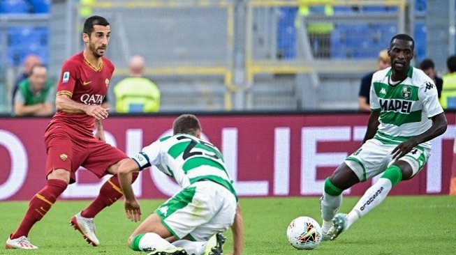 Pemain AS Roma Henrikh Mkhitaryan sukses mencetak gol debut saat menghadapi Sassuolo di Stadion Olimpico, Roma. (AFP)