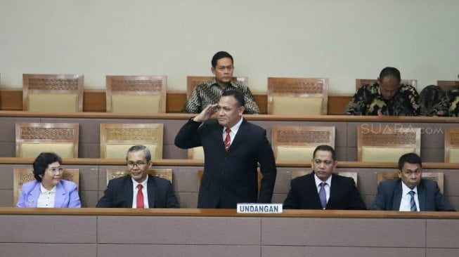 Kelima Pimpinan KPK terpilih Irjen Firli Bahuri, Alexander Marwata, Nurul Ghufron, Nawawi Pomolango, Lili Pintauli Siregar berfoto bersama sebelum mengikuti Rapat Paripurna DPR di Gedung DPR, Senayan, Jakarta, Senin (16/9). [Suara.com/Arya Manggala]