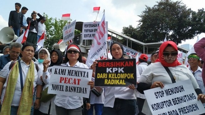 Sekelompok massa yang mengatasnamakan Masyarakat Peduli KPK, Himpunan Aktivis Millenial dan Aliansi Relawan Jokowi (ARJ), menggelar demonstrasi di depan Gedung KPK, Kuningan, Jakarta Selatan, Senin (16/9/2019). (Suara.com/M. Yasir)